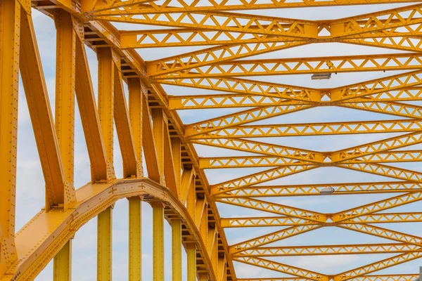 Stützen über der Brücke, Stahlkonstruktion in Nahaufnahme. — Stockfoto