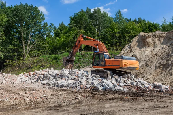 Grävmaskin på en byggarbetsplats. — Stockfoto