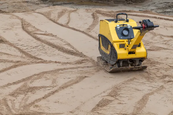 Compactador de placas en una obra de construcción . — Foto de Stock