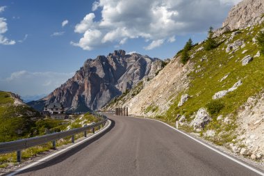 sarma, dağ yolu - dolomites, İtalya.