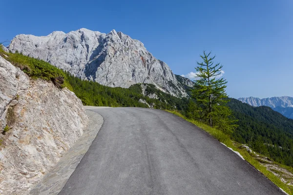 Die Straße steigt in Slowenien - Nationalpark Triglav — Stockfoto