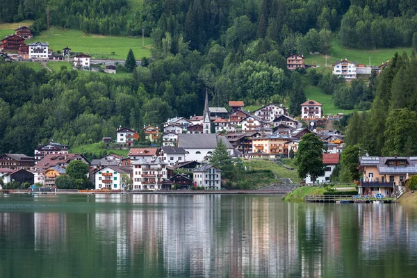 Die Stadt am Ufer eines Bergsees — Stockfoto