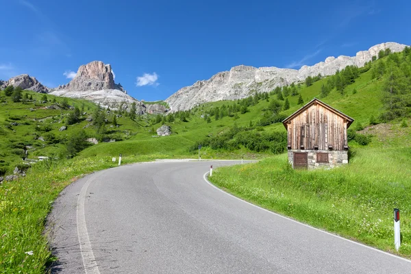 多洛米蒂山风景与山区公路。意大利 — 图库照片