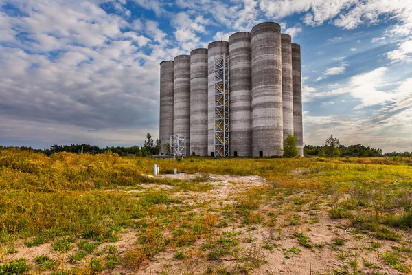 Silos abandonados no porto — Fotografia de Stock