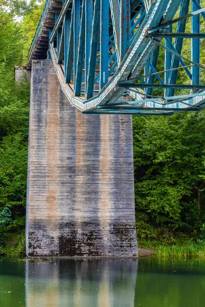 Old railroad bridge over the river Radunia, Poland. — Stock Photo, Image