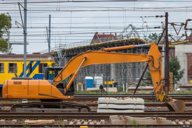 yeni bir demiryolu hattı ve Viyadüğü üzerinde inşaat