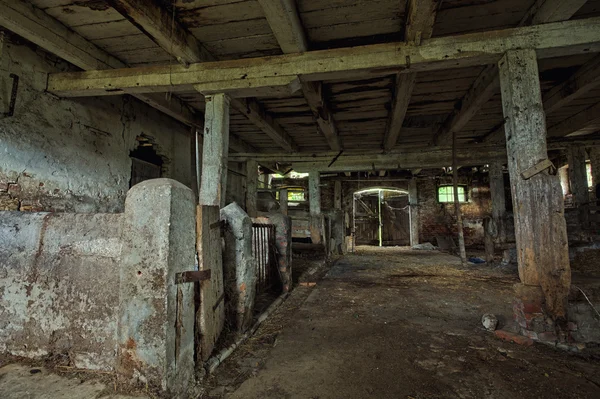 Wnętrze stodoły stary, rozkładające się. — Zdjęcie stockowe