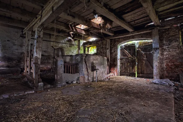 Intérieur d'une ancienne grange en décomposition . — Photo