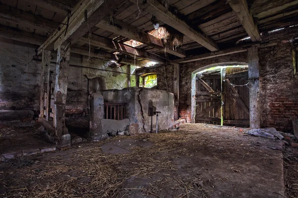 Interior de un antiguo granero en descomposición . Imágenes De Stock Sin Royalties Gratis