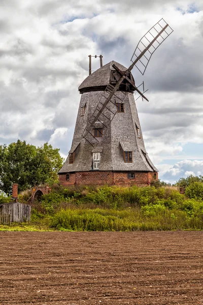 Vecchio mulino a vento in campagna — Foto Stock
