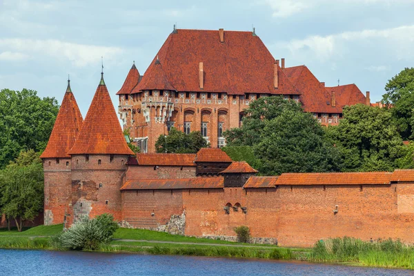 Nézd egy régi középkori vár, Malbork - Pomeránia régió, Pola — Stock Fotó