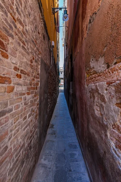 Narrow passage in Venice — Stock Photo, Image
