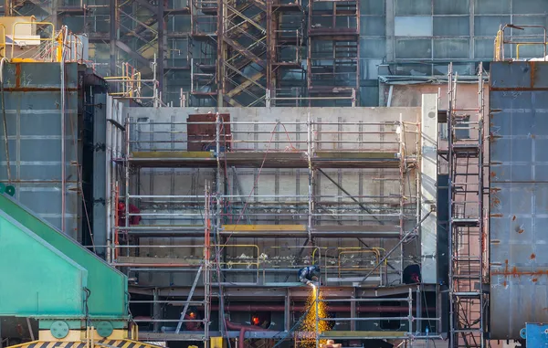 Saldatore al lavoro in cantiere — Foto Stock