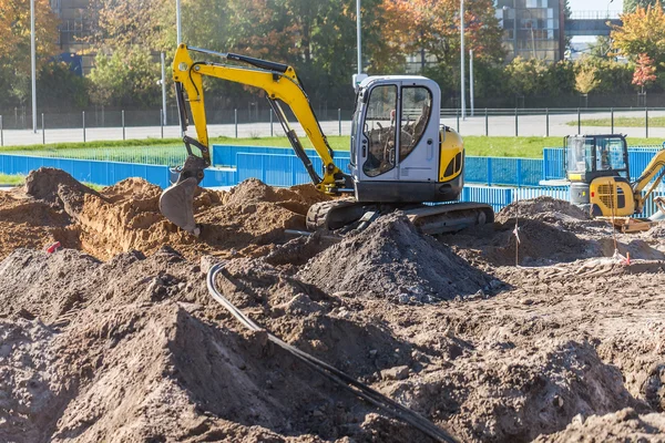 Mini graafmachine op een bouwplaats — Stockfoto