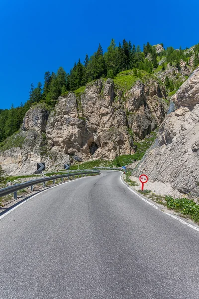 Horská silnice v Dolomity, Itálie — Stock fotografie