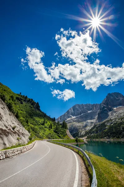 Cesta na úpatí hory marmolada - Itálie. — Stock fotografie