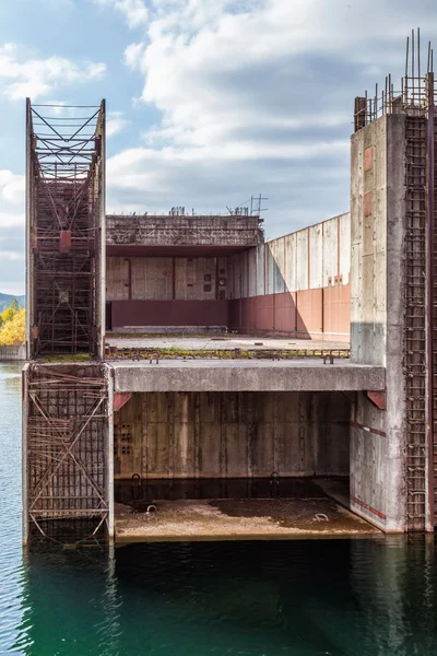 Opuštěné jaderné energie zařízení staveniště v? arnowiec, P — Stock fotografie