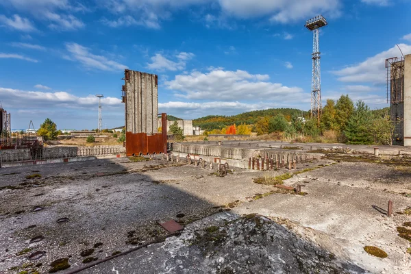 Verlaten nuclear power plant bouwplaats in? arnowiec, P — Stockfoto