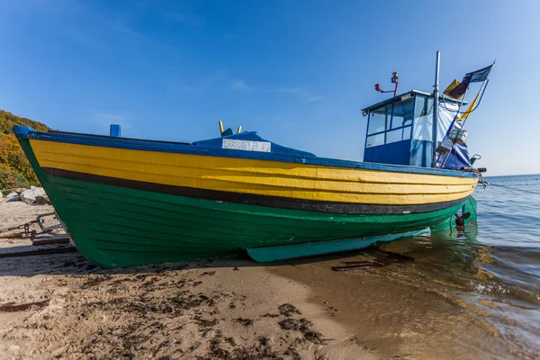 Vissersboot op zee kust in gdynia - orlowo, Polen — Stockfoto