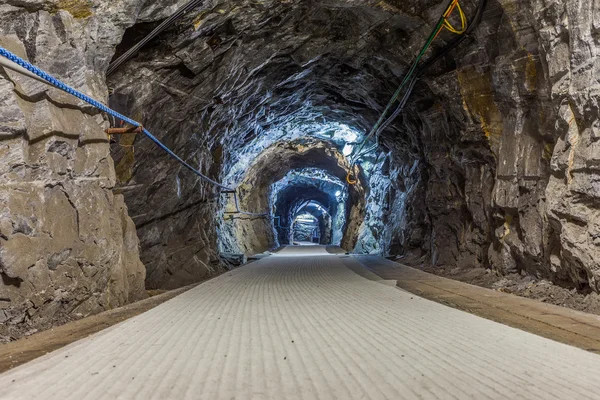 Le tunnel creusé dans la roche dans les Alpes — Photo
