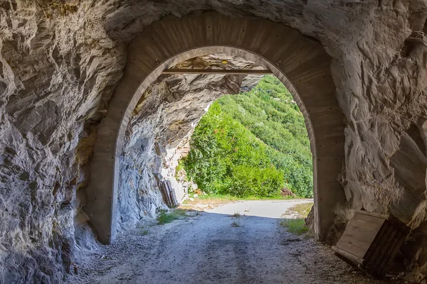 Tunneln uthuggna i klippan i Alperna — Stockfoto