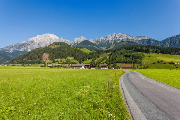 Dağlardaki köye giden yol. — Stok fotoğraf