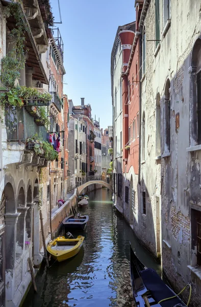 The narrow canal - Venice, Italy — Stock Photo, Image