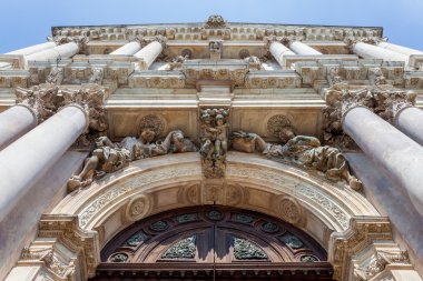 yukarıdaki kilisenin girişine dekorasyon