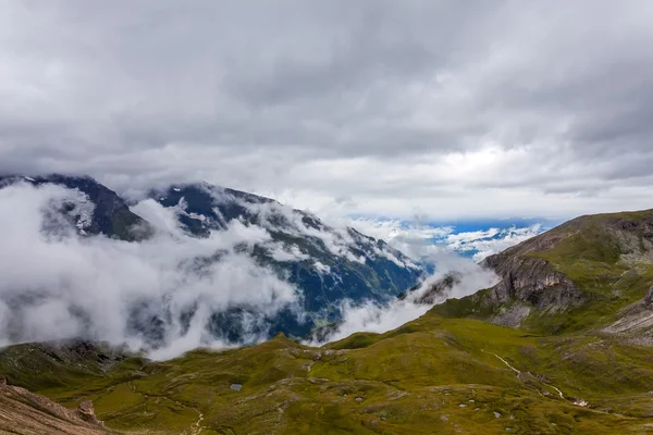 Sopra le nuvole - Mattina in montagna — Foto Stock