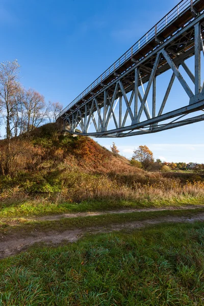 Stary most kolejowy kratownicowy — Zdjęcie stockowe