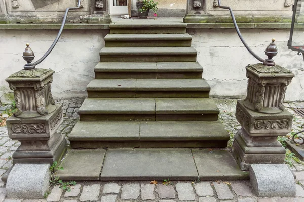 Una vieja y ornamentada escalera hacia el edificio histórico —  Fotos de Stock