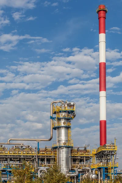 Вид на нефтеперерабатывающий завод — стоковое фото