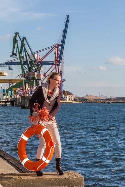 Dívka s záchranný pás na pobřeží — Stock fotografie