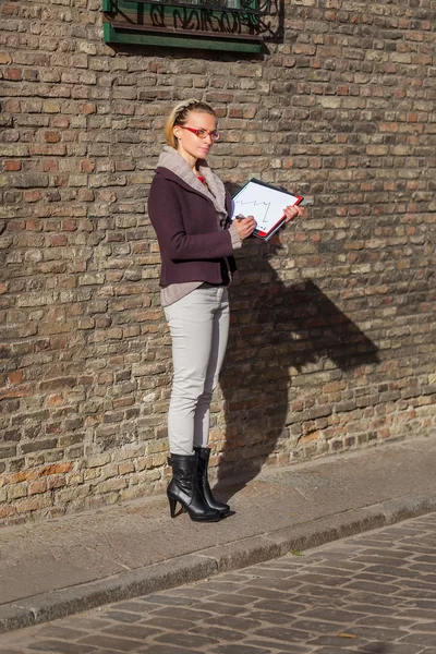 Businesswoman standing on a historic street — Stock Photo, Image