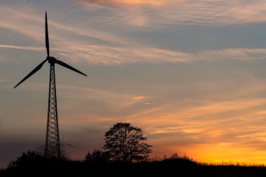 gün batımında Rüzgar enerji santrali