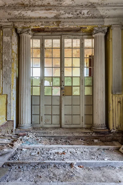 Schönes, vergessenes und zerstörtes Haus — Stockfoto