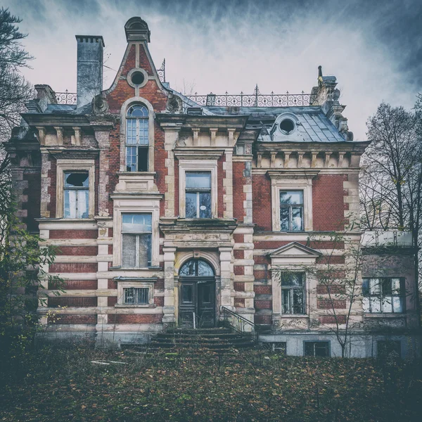 Beautiful, forgotten and destroyed house — Stock Photo, Image