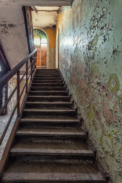 Casa bonita, esquecida e destruída — Fotografia de Stock