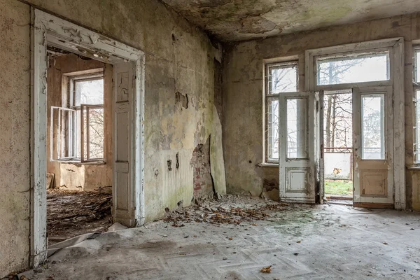 Hermosa, olvidada y destruida casa — Foto de Stock