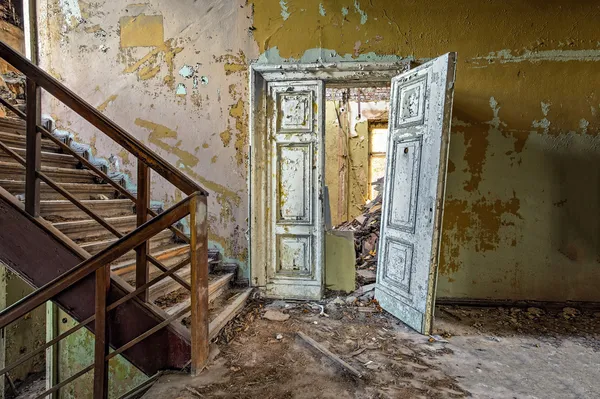 Güzel, unutulmuş ve yıkılan ev — Stok fotoğraf