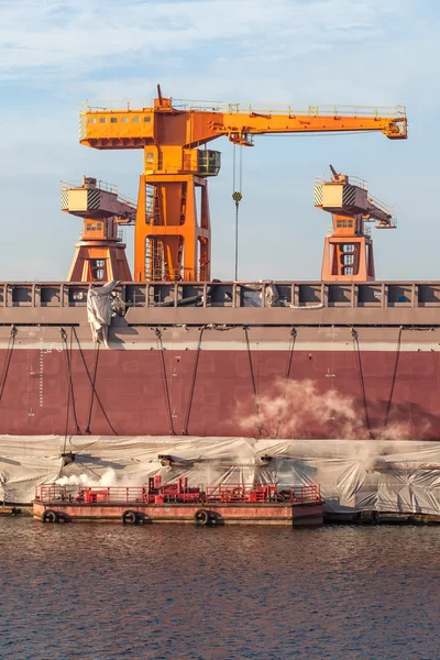 Scheepswerf kranen en de bouw van het schip — Stockfoto