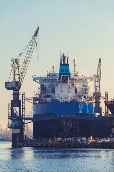 Het schip in een droogdok gdansk shiprepair werf — Stockfoto