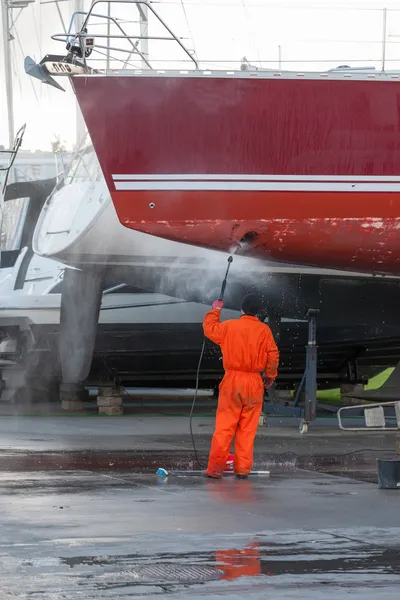 Man cleans a sailboat — Stock Photo, Image