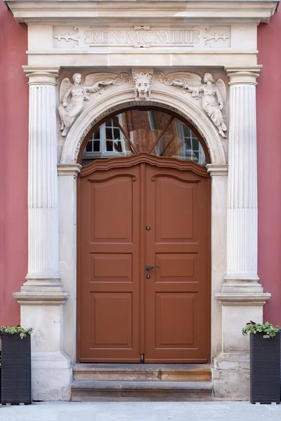 Der historische Eingang zum Gebäude — Stockfoto