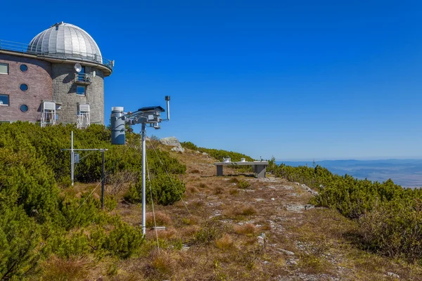 Astronomik Gözlemevi ve hava istasyonu — Stok fotoğraf
