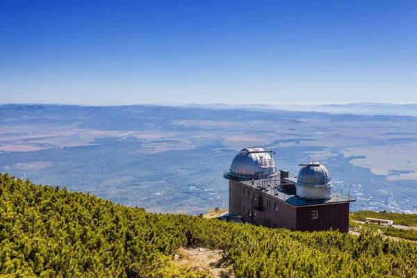 Obserwatorium astronomiczne i stacja pogodowa — Zdjęcie stockowe