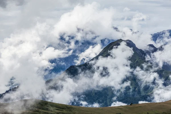 Cime di montagna tra le nuvole — Foto Stock