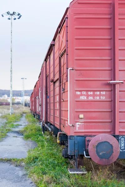 Wagons de marchandises sur une voie d'évitement ferroviaire — Photo