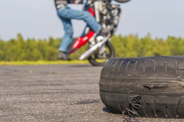 kullanılmayan pist üzerinde motosiklet hile