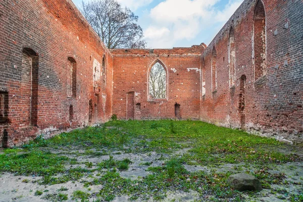 Ruiny gotyckiego kościoła z czerwonej cegły — Zdjęcie stockowe